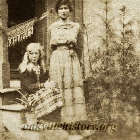 Beatrice Kathleen Appelbe (on right)